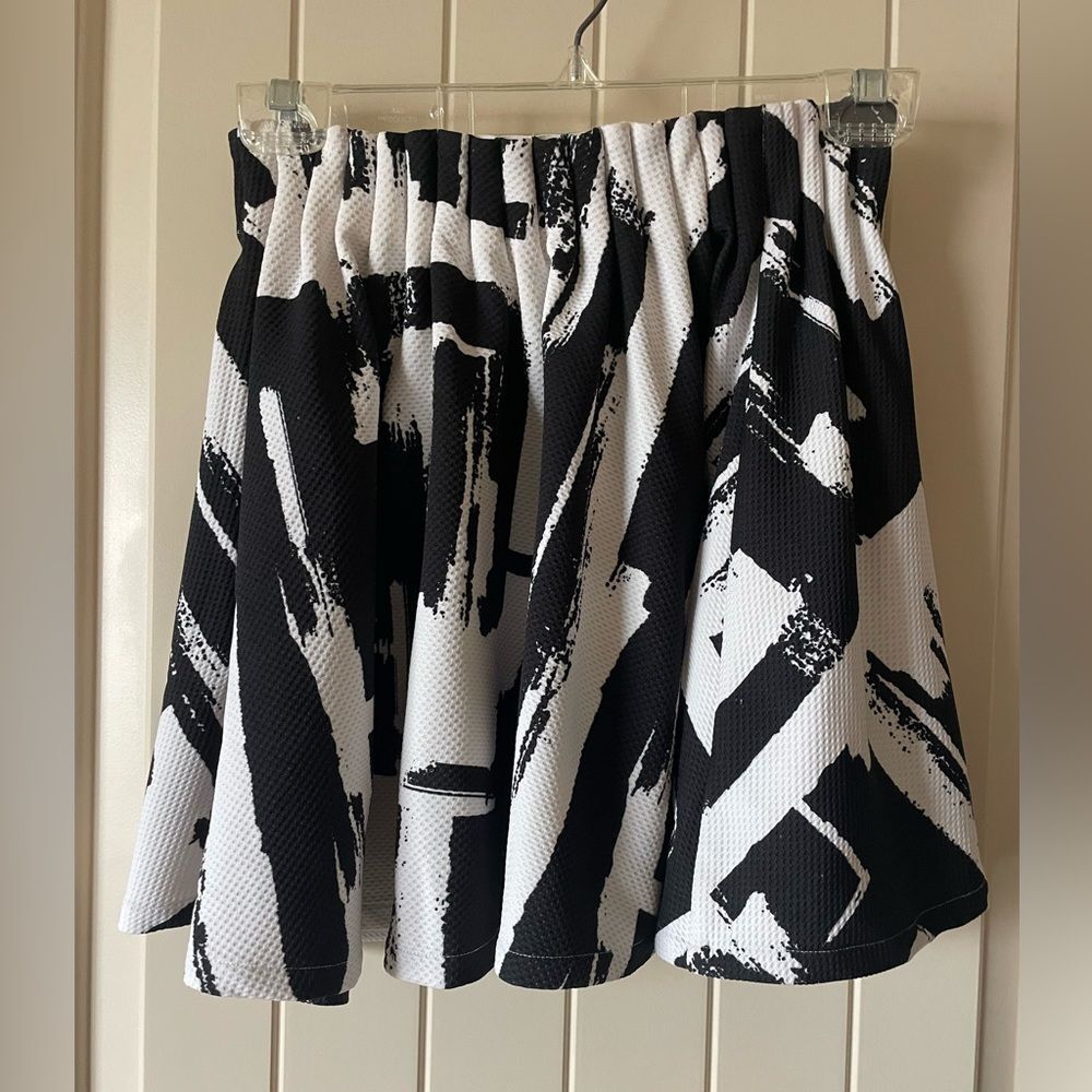 Lumiere | white and black patterned skirt stretchy medium polyester pleated